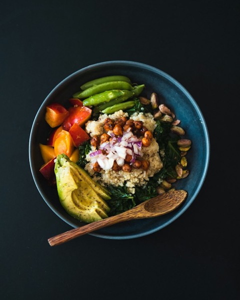 Bowl de ensalada con quinoa, garbanzos, palta y vegetales