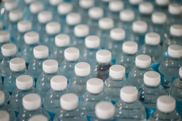 Botellas de agua con tapa blanca vistas desde arriba