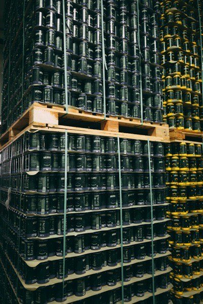 Latas embaladas en film apiladas sobre pallets