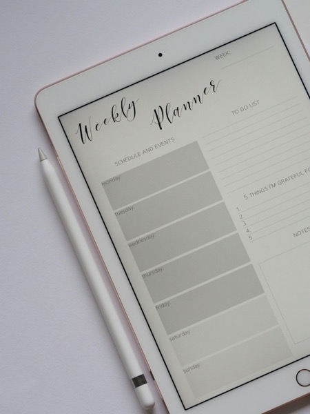 Tablet con una plantilla de planificador semanal y un lápiz digital