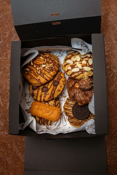 Caja con cookies surtidas de chocolate y almendras